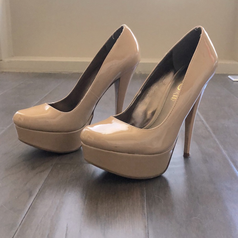 Aldo 6.5 37 nude patent leather platform pumps